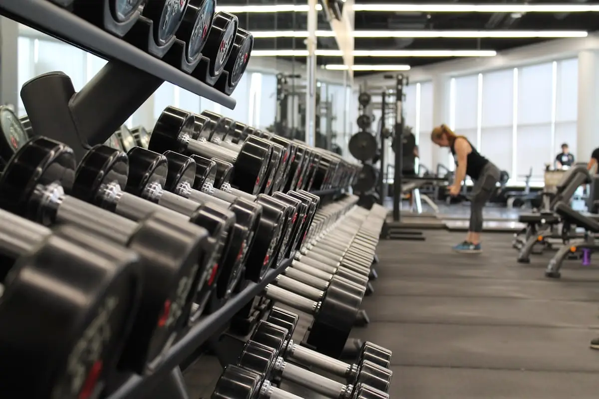 Modern fitneszterem edzőgépekkel